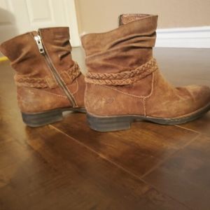 Leather boots. Zipper on the side.